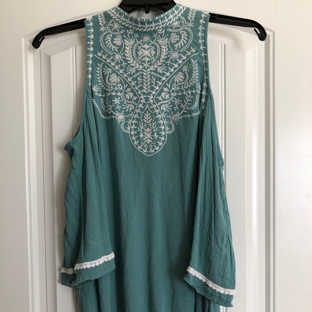 Cold shoulder teal top